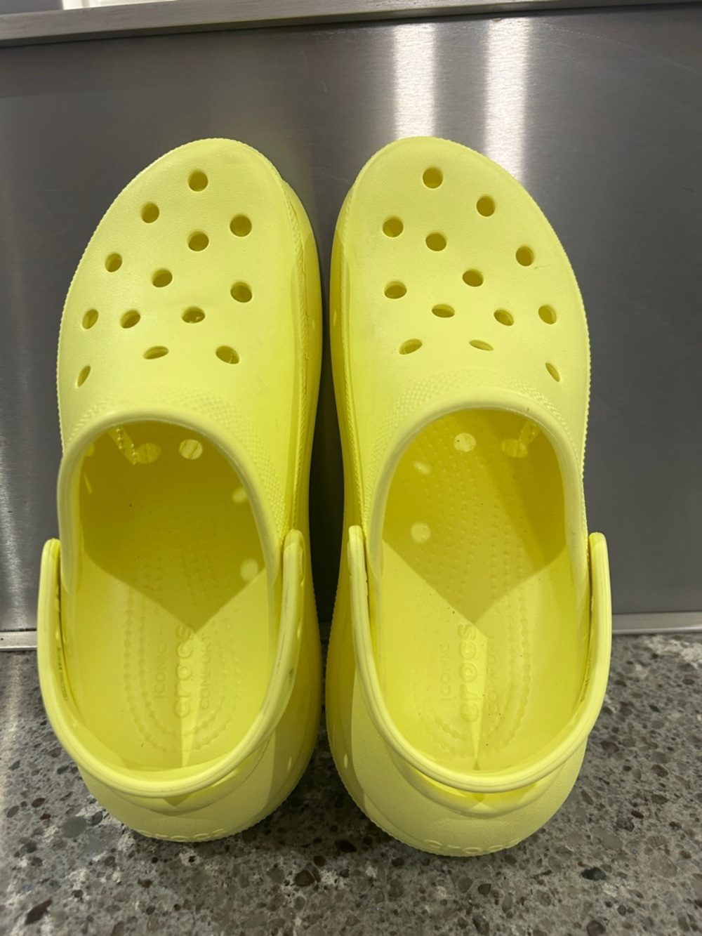 CROCS UNISEX Classic Clog in Bright Yellow